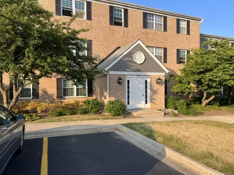 124 E Winchester Rd #A, Libertyville, IL 60048