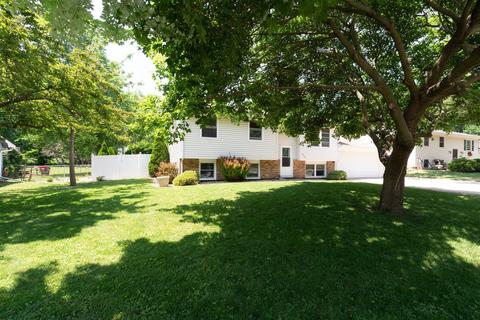 429 Standish Dr, Bloomington, IL 61704