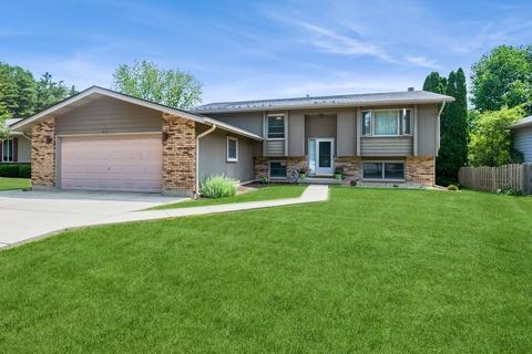 821 N Beck Rd, Lindenhurst, IL 60046