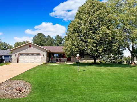 216 Pine Dr, Orangeville, IL 61060