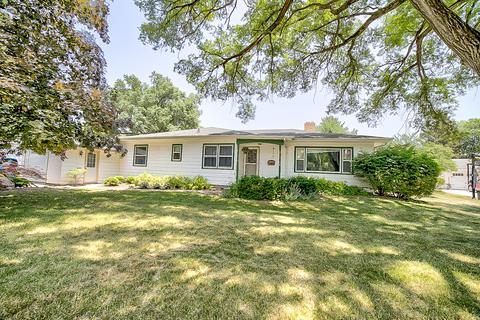 902 S 5th St, Watseka, IL 60970