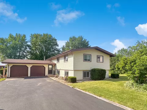312 Church Ct, Dakota, IL 61018