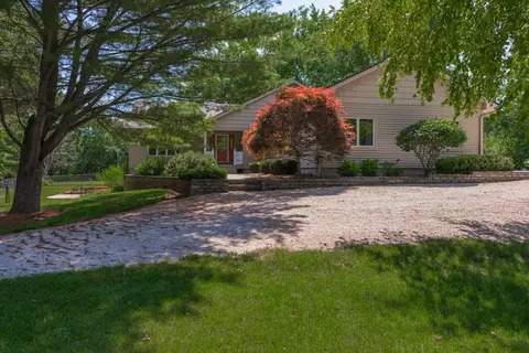 21040 Hawthorne Ridge Rd, Downs, IL 61736