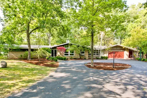 385 Maplewood Dr, Barrington, IL 60010
