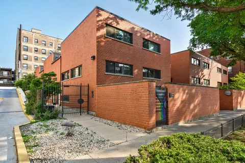725 W Waveland Ave #B, Chicago, IL 60613