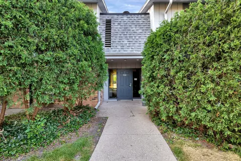 908 E Old Willow Rd #202, Prospect Heights, IL 60070