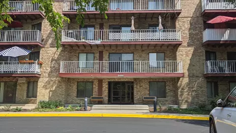 5450 Astor Ln #313, Rolling Meadows, IL 60008