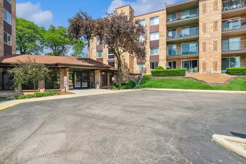 500 W Huntington Commons Rd #261, Mount Prospect, IL 60056