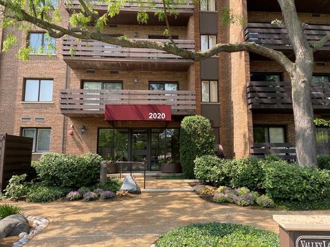2000 Chestnut Ave #405, Glenview, IL 60025