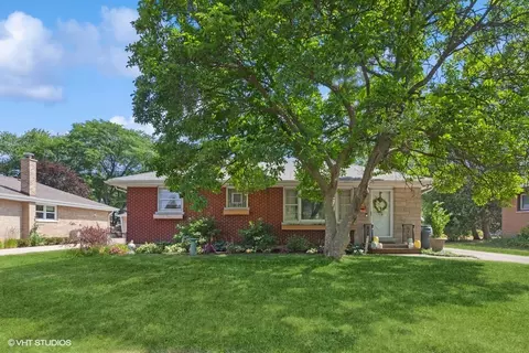 21 W 55th Pl, Westmont, IL 60559
