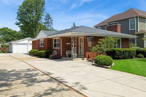 1017 Sherwood Rd, La Grange Park, IL 60526