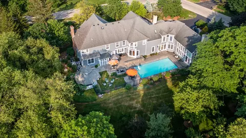 47 Old Lake Rd, Hawthorn Woods, IL 60047