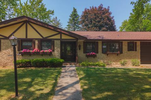 13 W Manor Dr, Pontiac, IL 61764