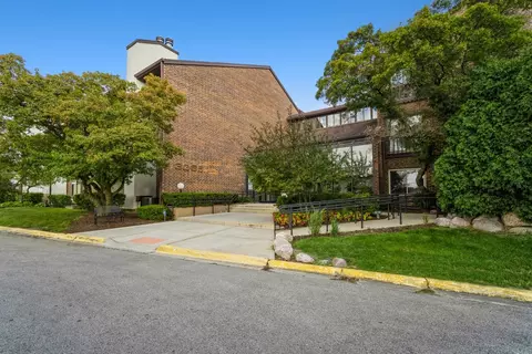 3085 Pheasant Creek Dr #311, Northbrook, IL 60062