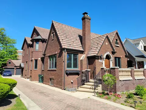 222 Berry Pkwy, Park Ridge, IL 60068