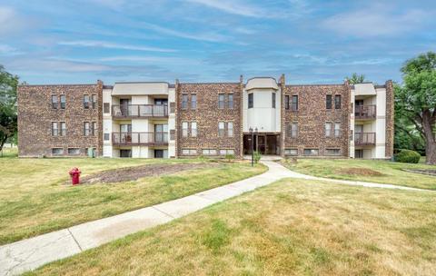2220 Country Club Dr #22, Woodridge, IL 60517