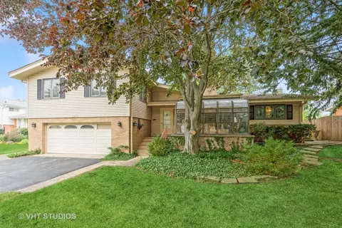 2406 Meadow Dr N, Wilmette, IL 60091