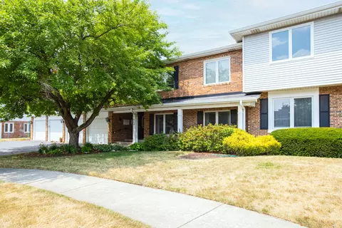 629 Dana Ct #A, Naperville, IL 60563