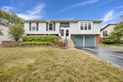 697 Kensington Way, Bolingbrook, IL 60440