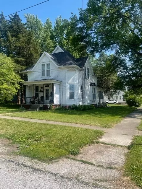 120 W White St, Clinton, IL 61727