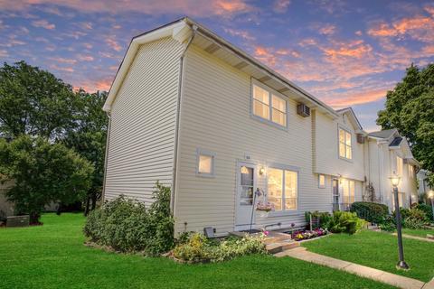 333 Driftwood Ln, Aurora, IL 60504