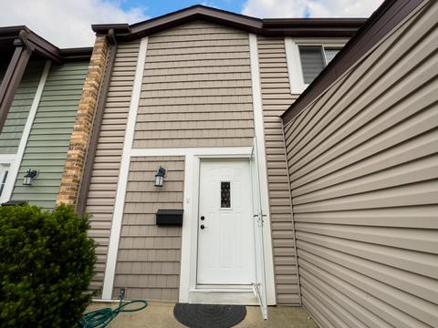 611 Barberry Ln, Wheeling, IL 60090 photo 2