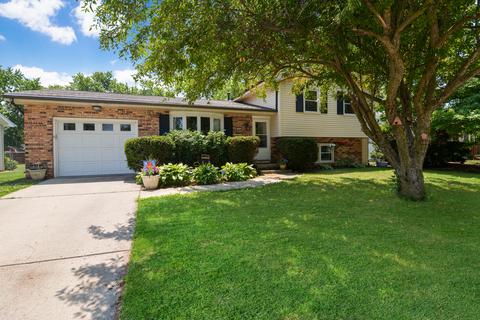 2905 Winchester Dr, Bloomington, IL 61704