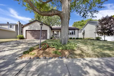 350 Somerset Dr, Streamwood, IL 60107