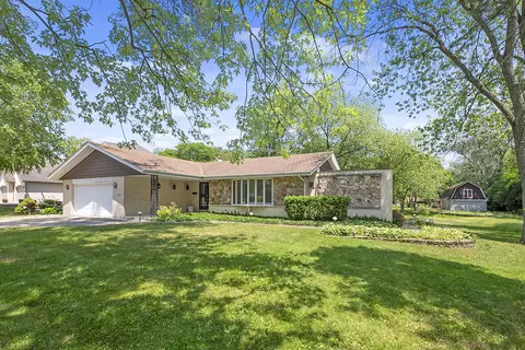6031 Bentley Ave, Willowbrook, IL 60527