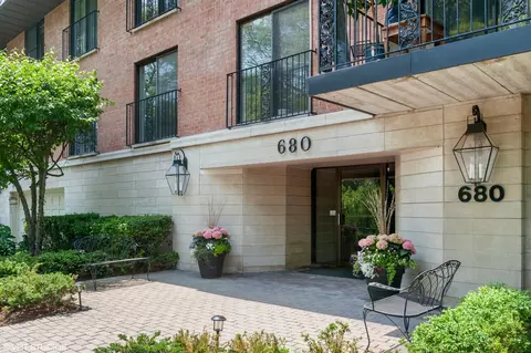 680 Green Bay Rd #201, Winnetka, IL 60093