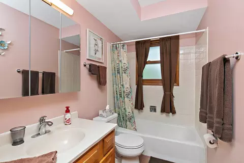 665 Catalpa Ln, Bartlett, IL 60103 photo 9