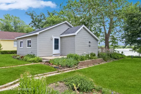 1123 W Northeast Shore Dr, Mchenry, IL 60051