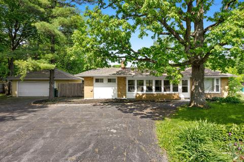 384 N 1st St, Gurnee, IL 60031