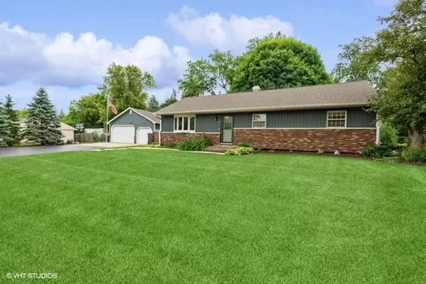 3215 W Beach Dr, Mchenry, IL 60050