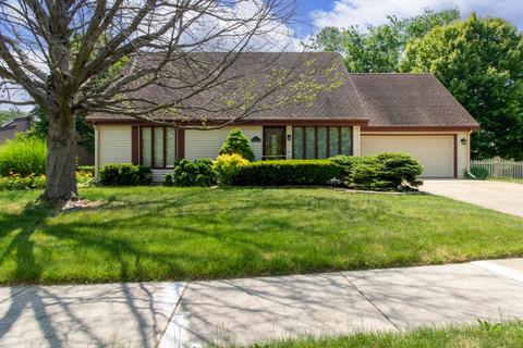 1 Chatsford Ct, Bloomington, IL 61704