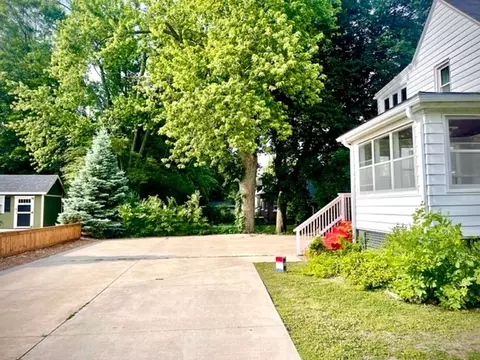 702 S Fell Ave, Normal, IL 61761 photo 2