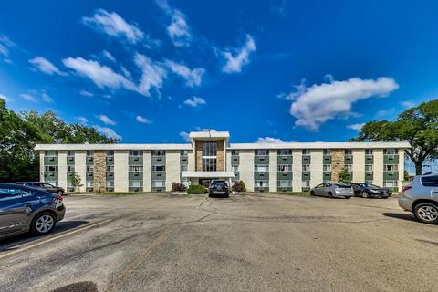 375 W Winchester Rd #305, Libertyville, IL 60048