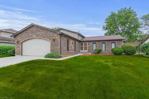 1034 Spring Cove Dr, Schaumburg, IL 60193