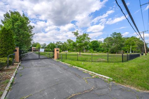 324 Oak Brook Rd, Oak Brook, IL 60523