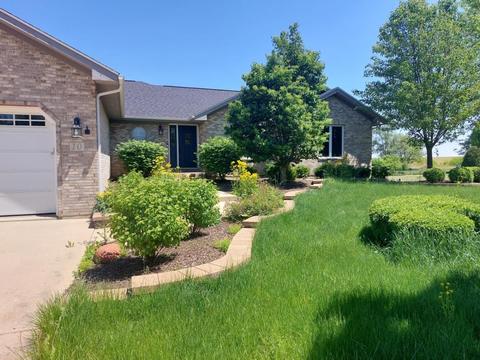 10 Red Hawk Dr, Oswego, IL 60543
