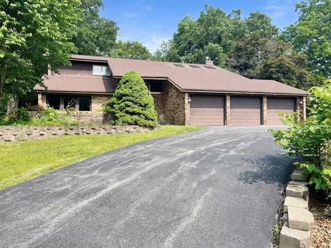 12470 Legend Lakes Dr, Roscoe, IL 61073