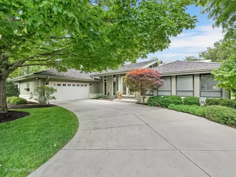 1 S782 Tree Tops Ln, Wheaton, IL 60189