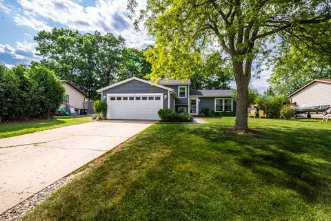 486 Forest View Rd, Lindenhurst, IL 60046