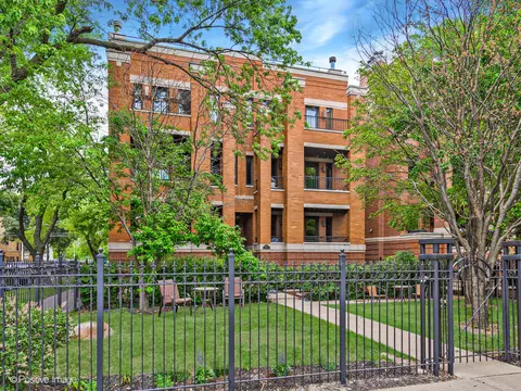 2554 W Logan Blvd #201, Chicago, IL 60647