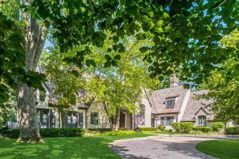 370 N Mayflower Rd, Lake Forest, IL 60045