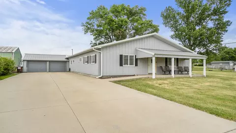 302 Alan St, Ashton, IL 61006