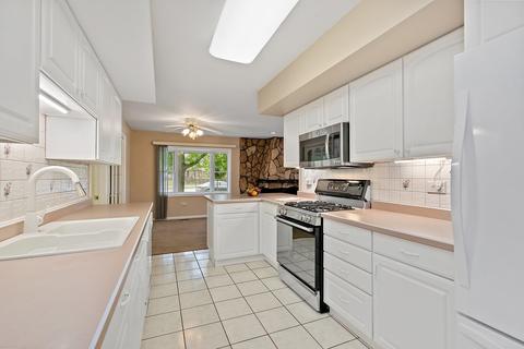 905 Hillcrest Blvd, Hoffman Estates, IL 60169 photo 13