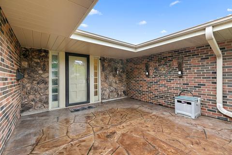 905 Hillcrest Blvd, Hoffman Estates, IL 60169 photo 3