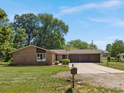 706 E Woodland Dr, Saint Joseph, IL 61873