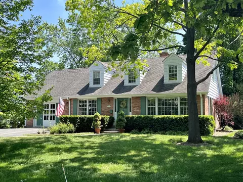 117 E Hawthorne Ct, Lake Bluff, IL 60044